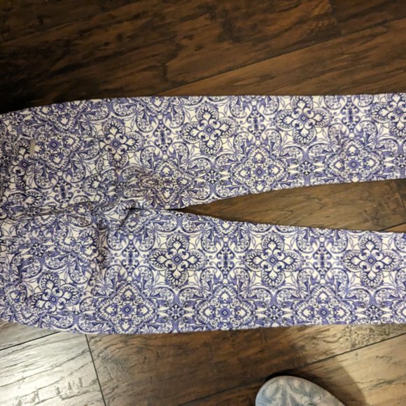 White House Black Market Slim Ankle Jeans in Blue/White Abstract Print, Size 8R - Picture 4 of 4